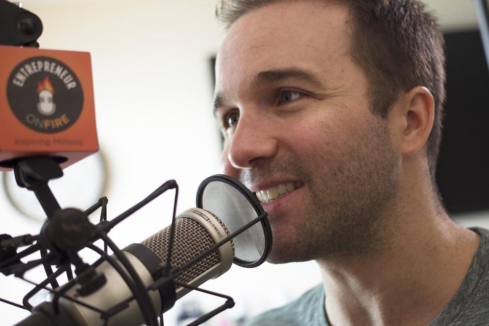 homme parlant dans un podcast