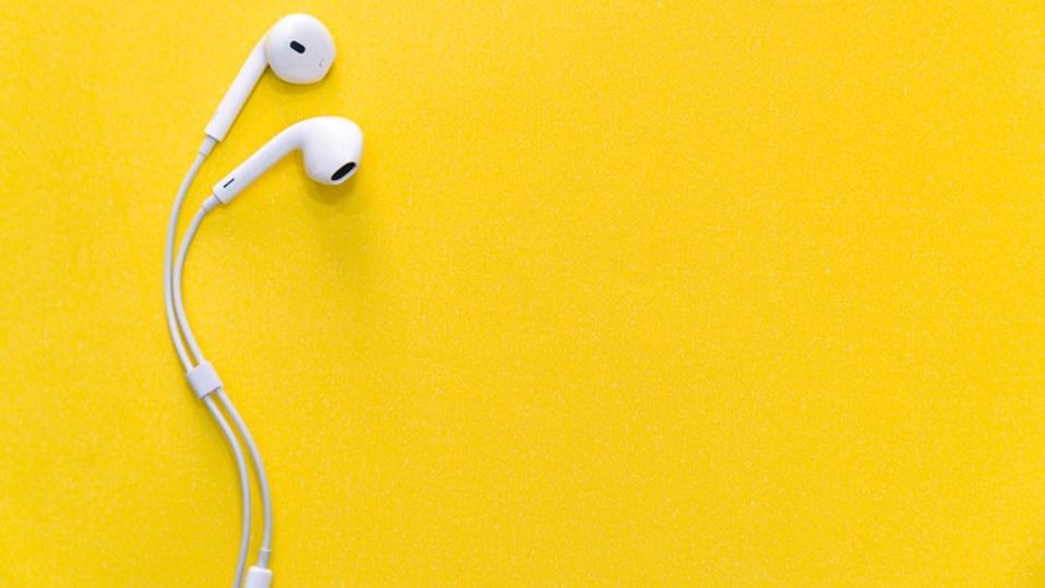 Headphone dengan latar belakang kuning.