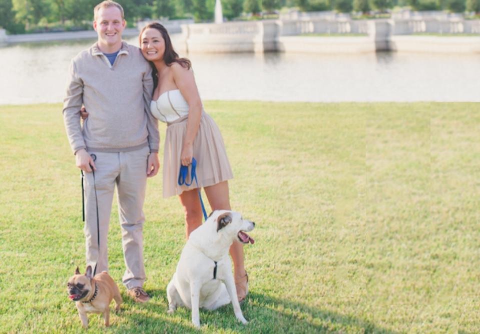 Experte en finances personnelles Michelle Schroeder-Gardner avec mari et deux chiens