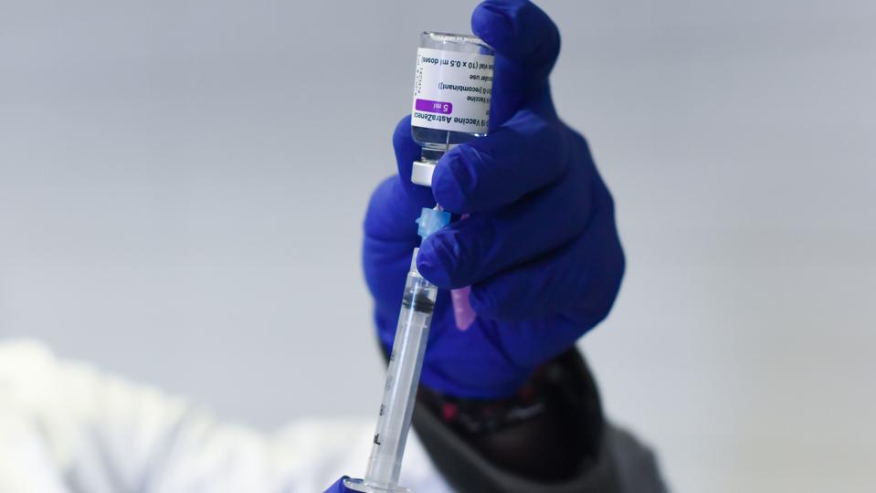 Coria City Hospital nurse, Raúl Martín, gets the syringes...