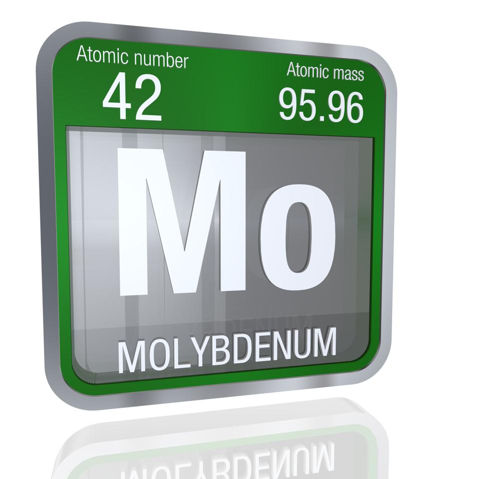 Symbole de molybdène en forme carrée avec bordure métallique et fond transparent avec réflexion sur le sol.  Rendu 3D.  Élément numéro 42 du tableau périodique des éléments