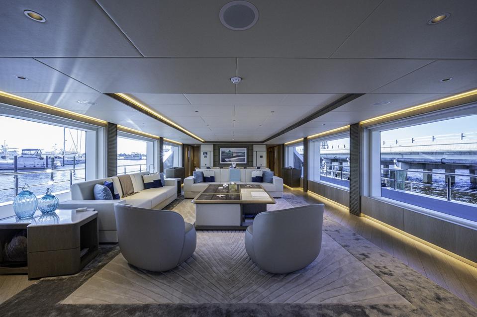 Bên trong Majesty 140 của Majesty Yachts