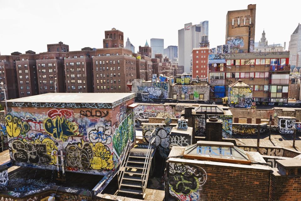 Manhattan, graffiti on the Chinatown roofs
