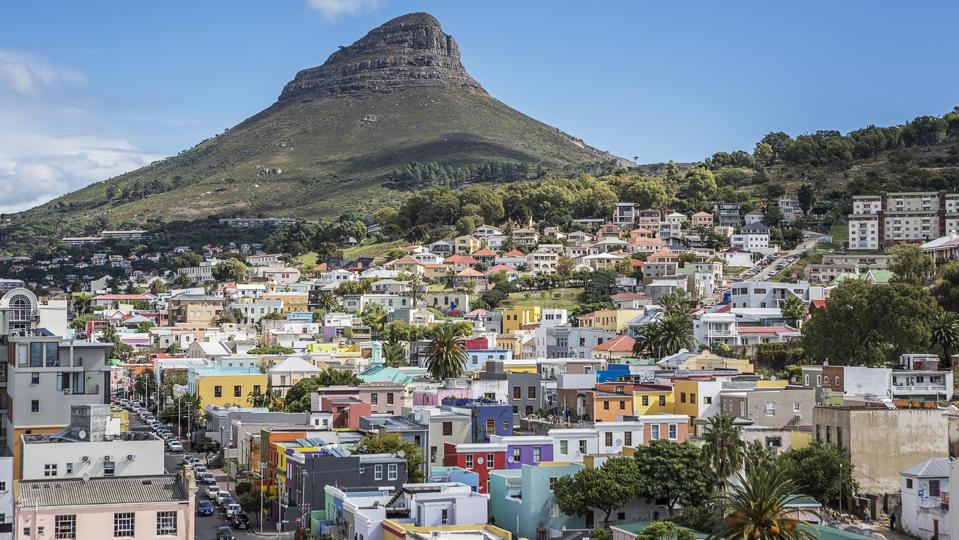 Maisons colorées avec une montagne imposante en arrière-plan