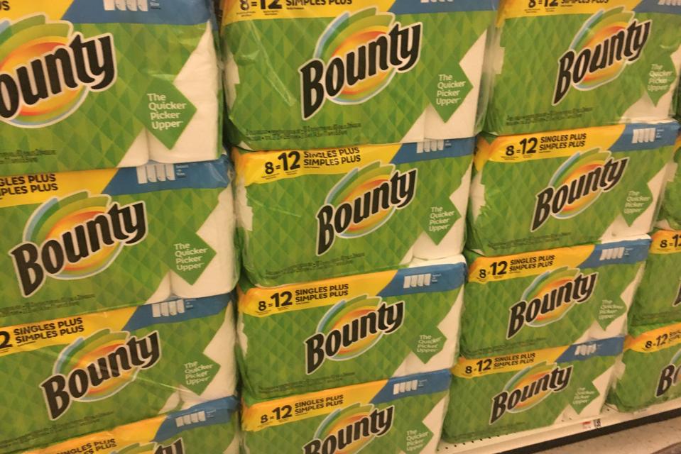 Un estante de un supermercado lleno de toallas de papel Bounty. 