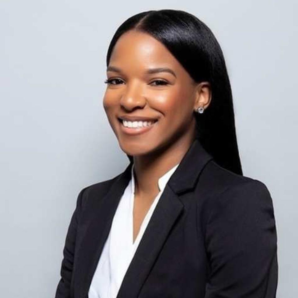 Headshot of Malika Kelly smiling.