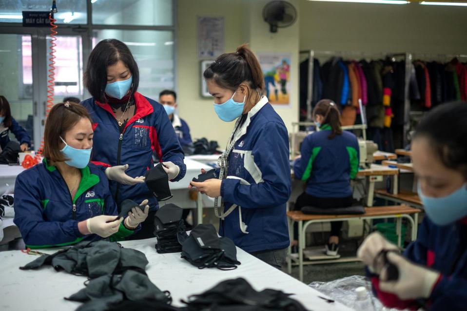 Nhân viên kiểm tra chất lượng khẩu trang an toàn