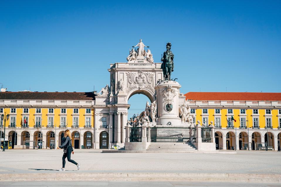 Vista em Lisboa, a Praça do Comércio costuma estar cheia de turistas, praticamente sem gente.