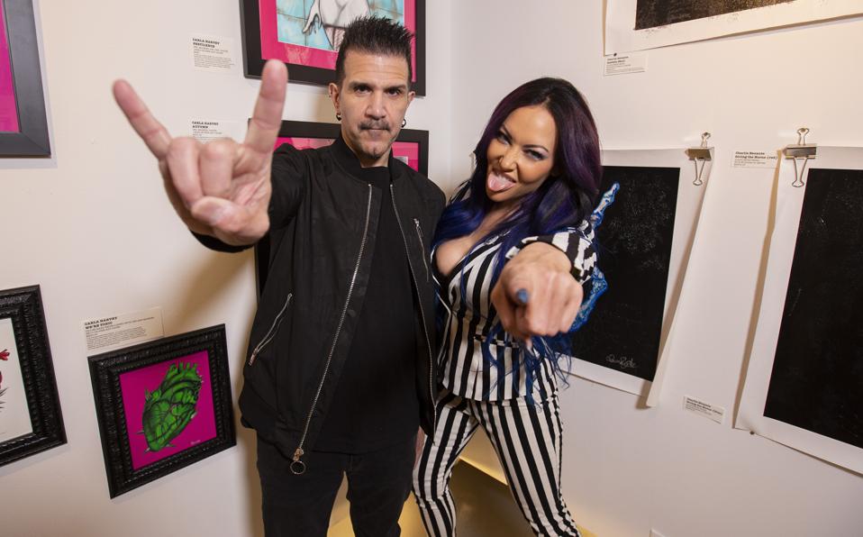 Le batteur d'anthrax Charlie Benante et la chanteuse et illustratrice de bandes dessinées Carla Harvey posent lors de la soirée d'ouverture de leur galerie d'art à Chicago. Samedi 20 mars 2021 au Zhou B Art Center (photo de Barry Brecheisen)