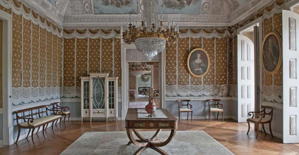 formal dining room in Brejoeira Palace where oliveira salazar and francisco franco met