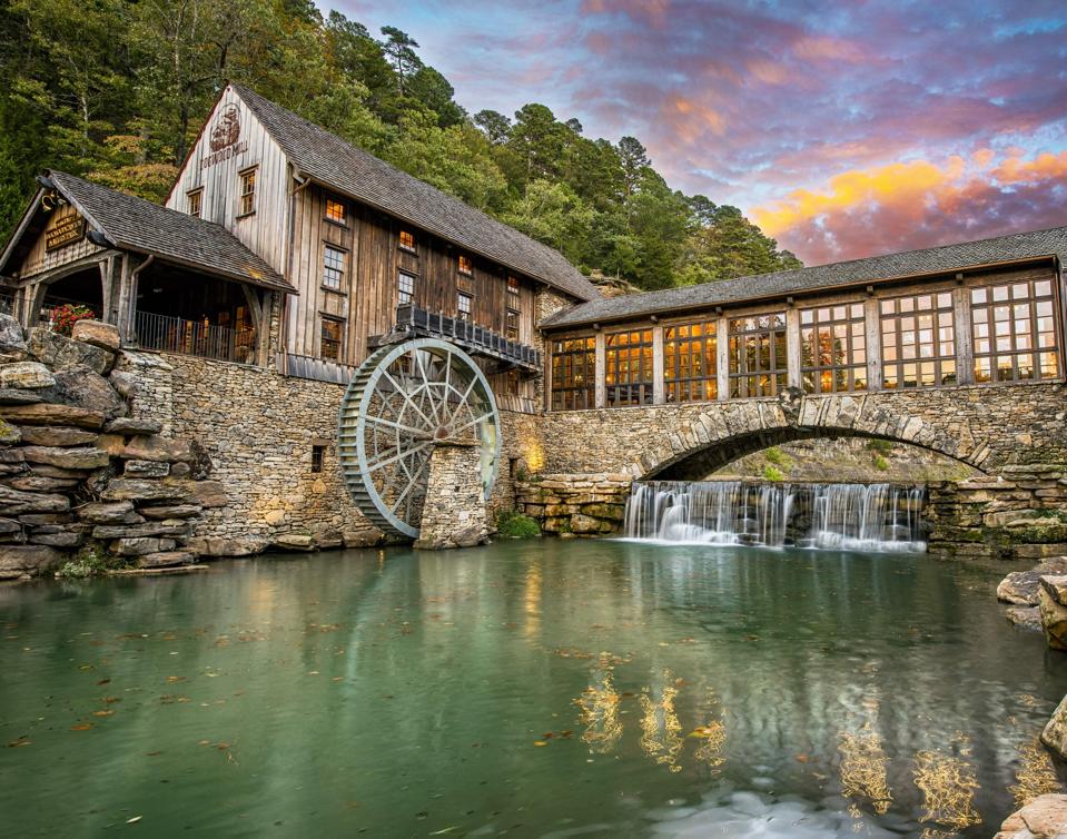 L'extérieur d'un moulin à eau à Big Cedar Lodge.