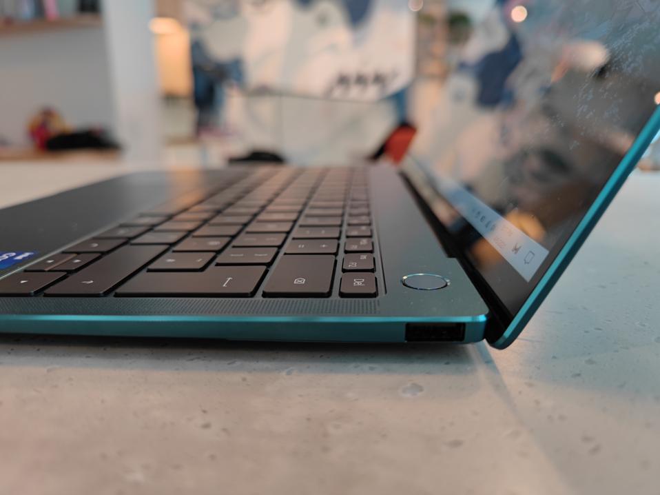 MateBook X Pro 2021 with a USB-A port on the right side.