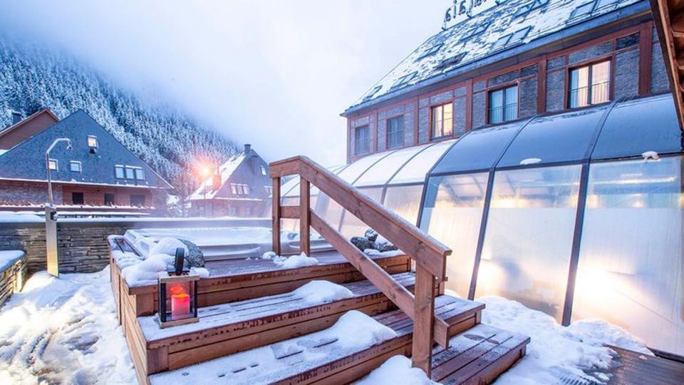 Outdoor pool and sauna at MiM Baqueira