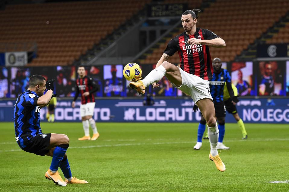 Zlatan Ibrahimovic (a destra) da Milan controlla la palla durante ...