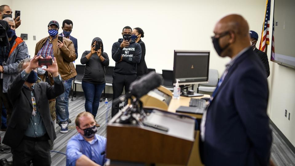 Here’s What We Know About Kim Potter, The Minnesota Officer Who Shot Daunte Wright 3 Police Shooting Near Minneapolis Sparks Protest