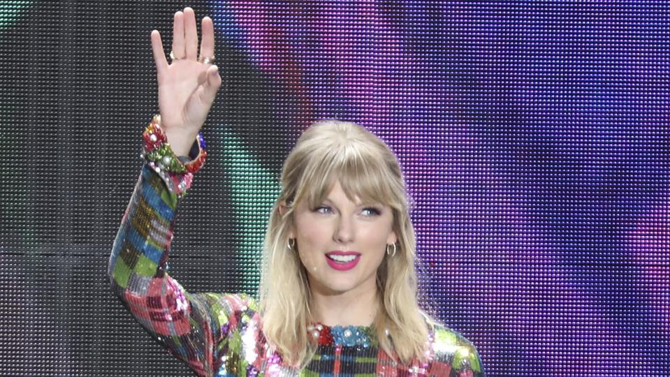 Taylor Swift Replaces Herself At No. 1 On The Country Sales Chart 3 Taylor Swift Meets Fan In Guangzhou
