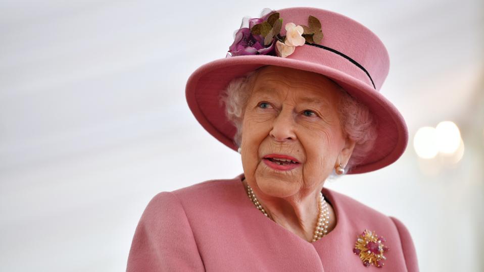 Queen Elizabeth Returns To Royal Duties For First Time Since Prince Philip’s Death 3 The Queen And Duke Of Cambridge Visit Dstl Porton Down