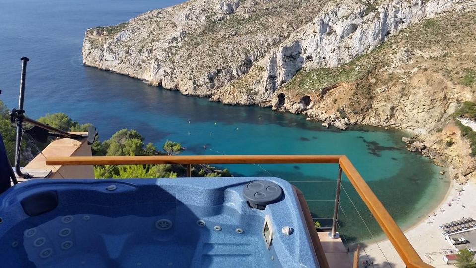 Cove Javia es un spa dub invisible en la costa española