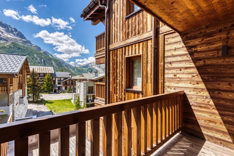 El balcón del apartamento en Val di Iser está rodeado de vistas a la montaña y habitaciones