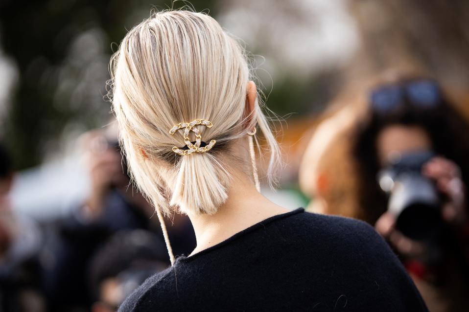 Street Style - Paris Fashion Week - Womenswear Fall/Winter 2020/2021 : Day Nine