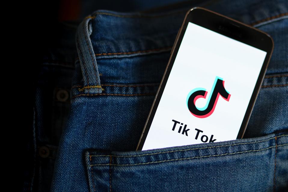 Dans cette illustration photo, un logo Tik Tok vu affiché sur ...