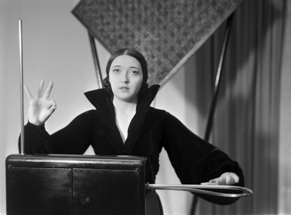 New Film ‘Sisters With Transistors’ Tells Untold Story Of Female Electronic Music Pioneers New Film ‘Sisters With Transistors’ Tells Untold Story Of Female Electronic Music Pioneers