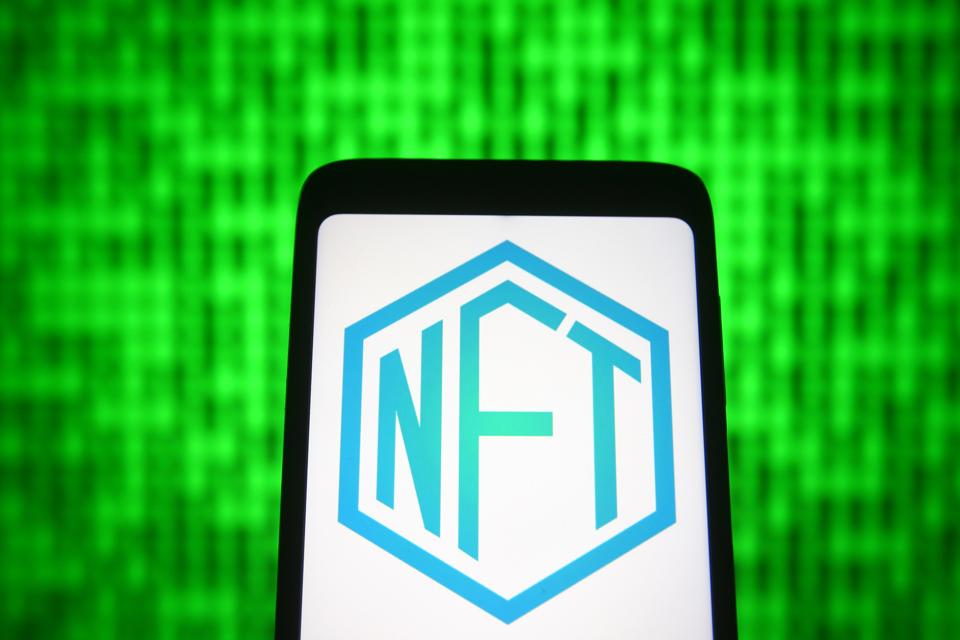 En esta ilustración fotográfica, un letrero NFT (token no fungible) ...