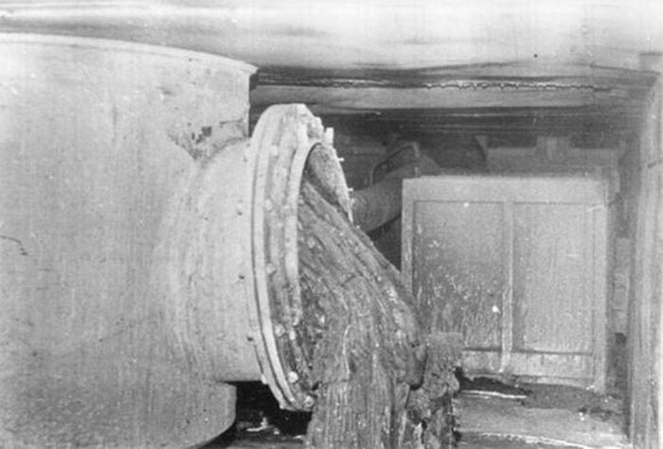 La lava di Corium che fuoriesce da una valvola di sicurezza all'interno dello stabilimento di Chernobyl.