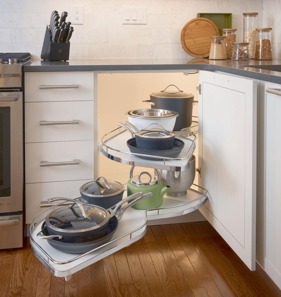 Blind corner cabinet with a swing-out organizer