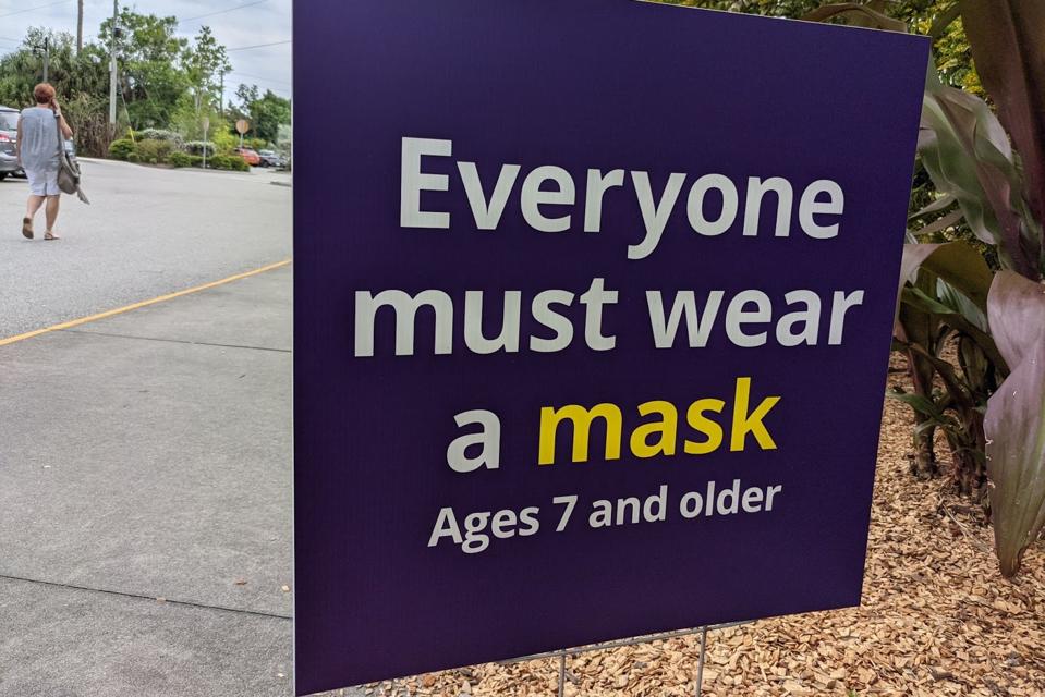A sign warns visitors to the Brevard Zoo to mask up.