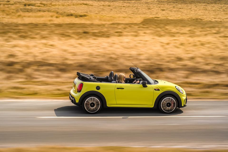 MINI Convertible baru telah didesain ulang untuk tahun 2021