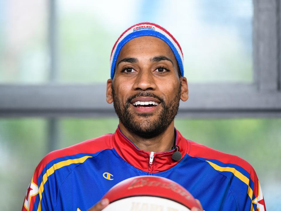 Kathy Bates And The Harlem Globetrotters Visit Extra