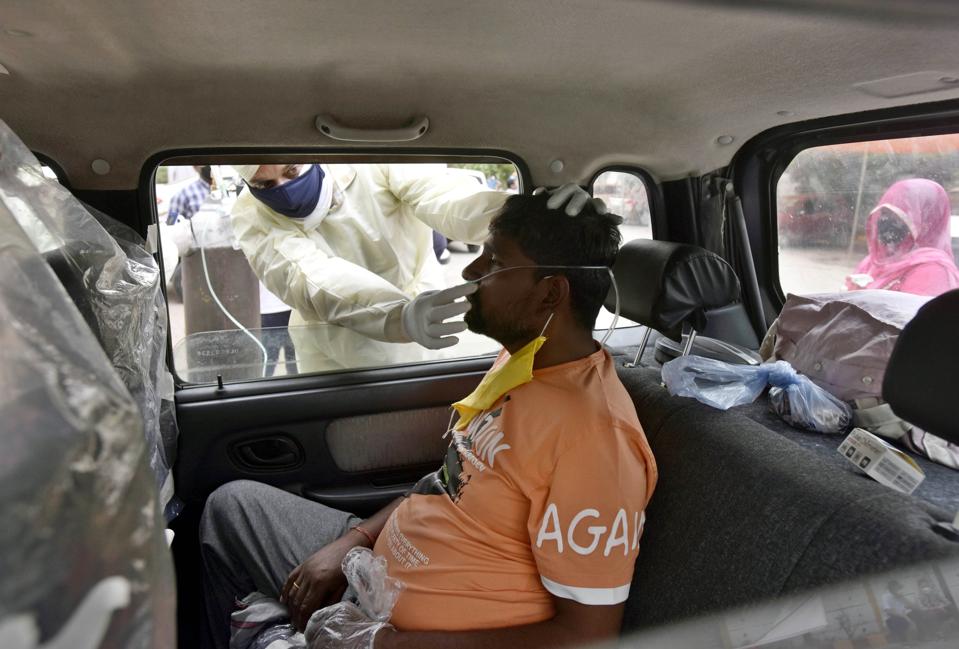 Covid-19 patient in car in Oxygen Langar In Delhi