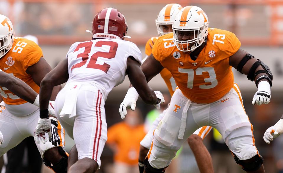 The Chiefs' sixth-round pick Trey Smith blocks against Alabama during college.