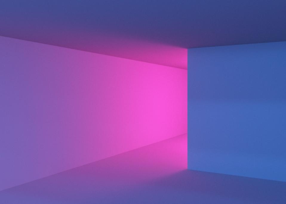 Leikkii värikkäillä valoilla sisätiloissa luovalla ja minimalistisella tyylillä.
