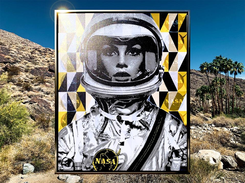 ″ SpaceWoman in Yellow ″ - art récent de Richard Prescott de la Mod City Gallery.