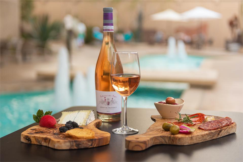 Au Persimmon Bistro, de la charcuterie et des Côtes de Provence sont servis, à la manière de Palm Springs.