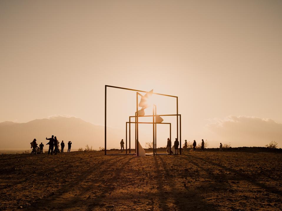 L'installation artistique d'Alicja Kwade, ParaPivot (nuages sempiternels) à Desert X.
