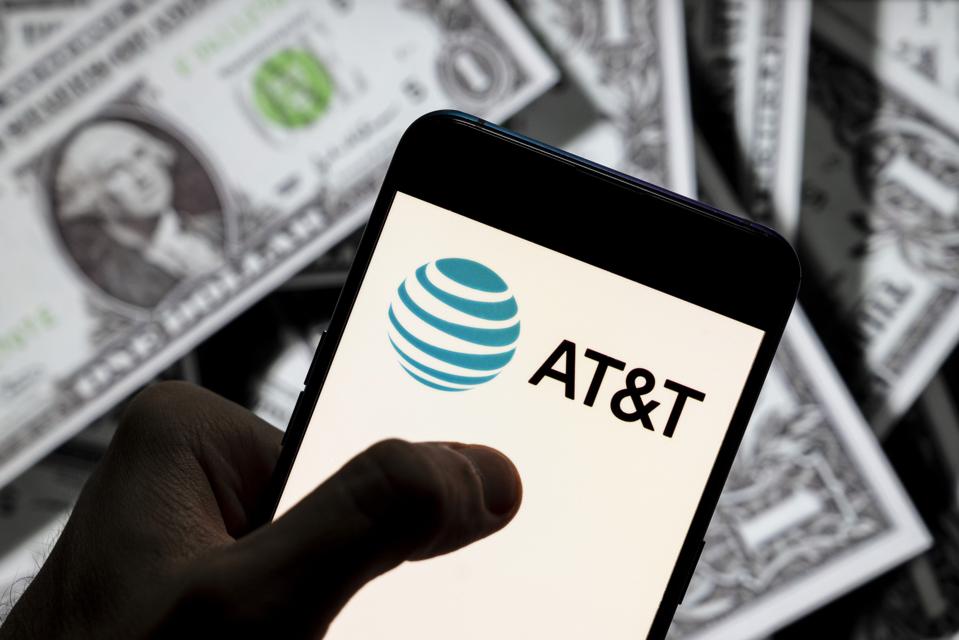 Na ovoj ilustraciji fotografija, AT&T logotip viđen prikazan na ...