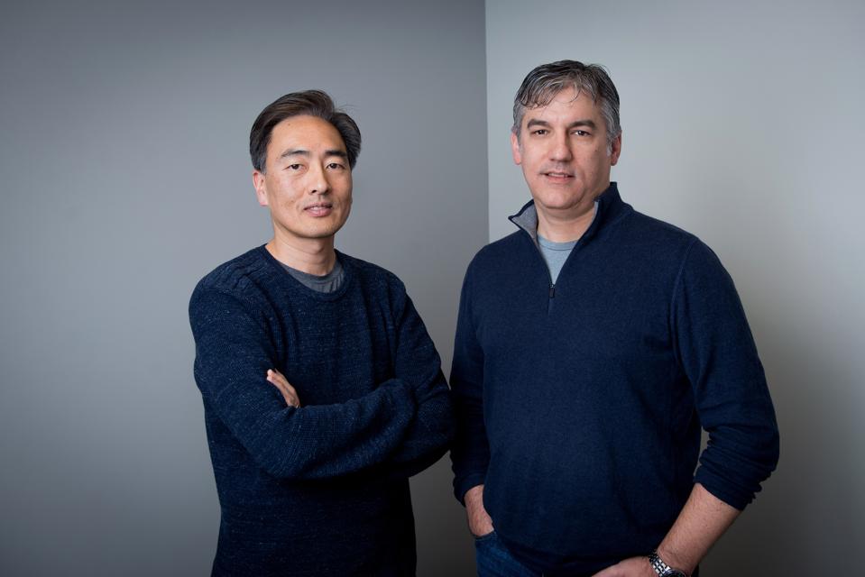 Jungsang Kim Đồng sáng lập & CTO & Chris Monroe Đồng sáng lập & nhà khoa học trưởng