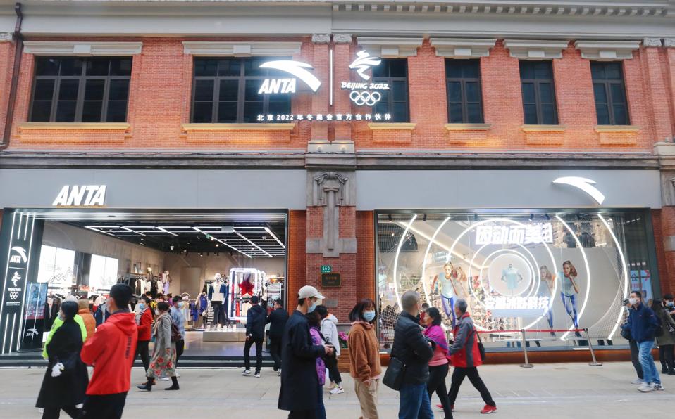 중국 상하이 안타 스포츠 플래그십 스토어.