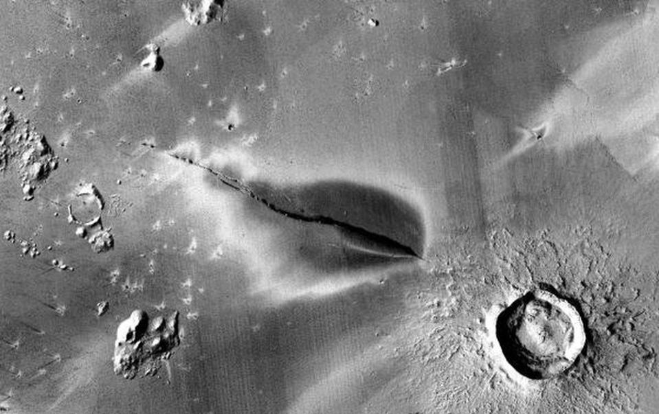 Recente deposito vulcanico esplosivo attorno a una fessura del sistema Cerberus Fossae.