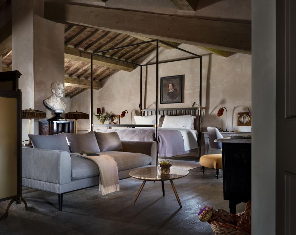 Un set contemporaneo con letto wire forester all'interno di muri in pietra