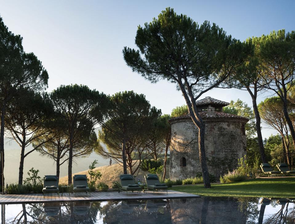 Torre in pietra con piscina