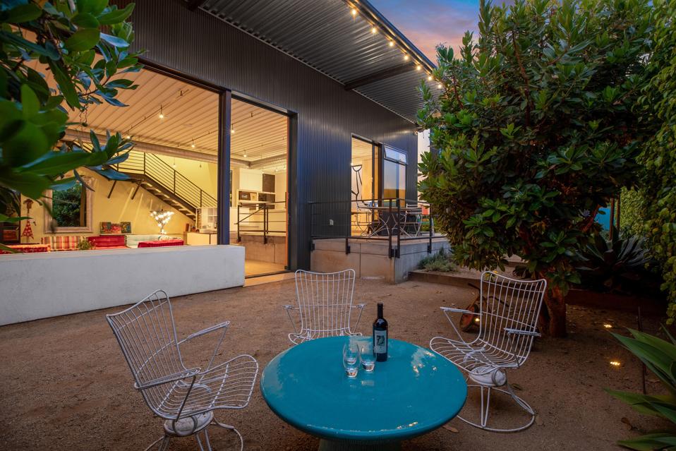 patio sitting area todd piccus invader house venice beach 813 palms