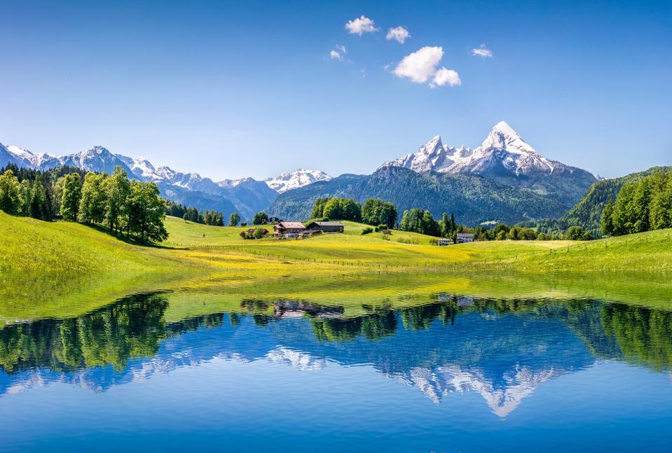 Eine perfekte Sommerlandschaft mit einem Bergsee in den Alpen