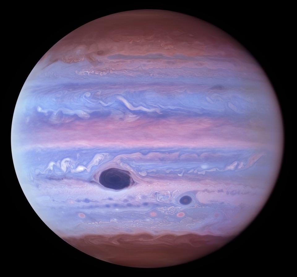 Questa immagine ultravioletta di Giove è stata generata dai dati acquisiti l'11 gennaio 2017, con la Wide Field Camera 3 sul telescopio spaziale Hubble. Succhia la grande macchia rossa e la macchia rossa Jr. (Conosciuto anche come Oval BA) i raggi ultravioletti del sole appaiono scuri in questa visualizzazione.