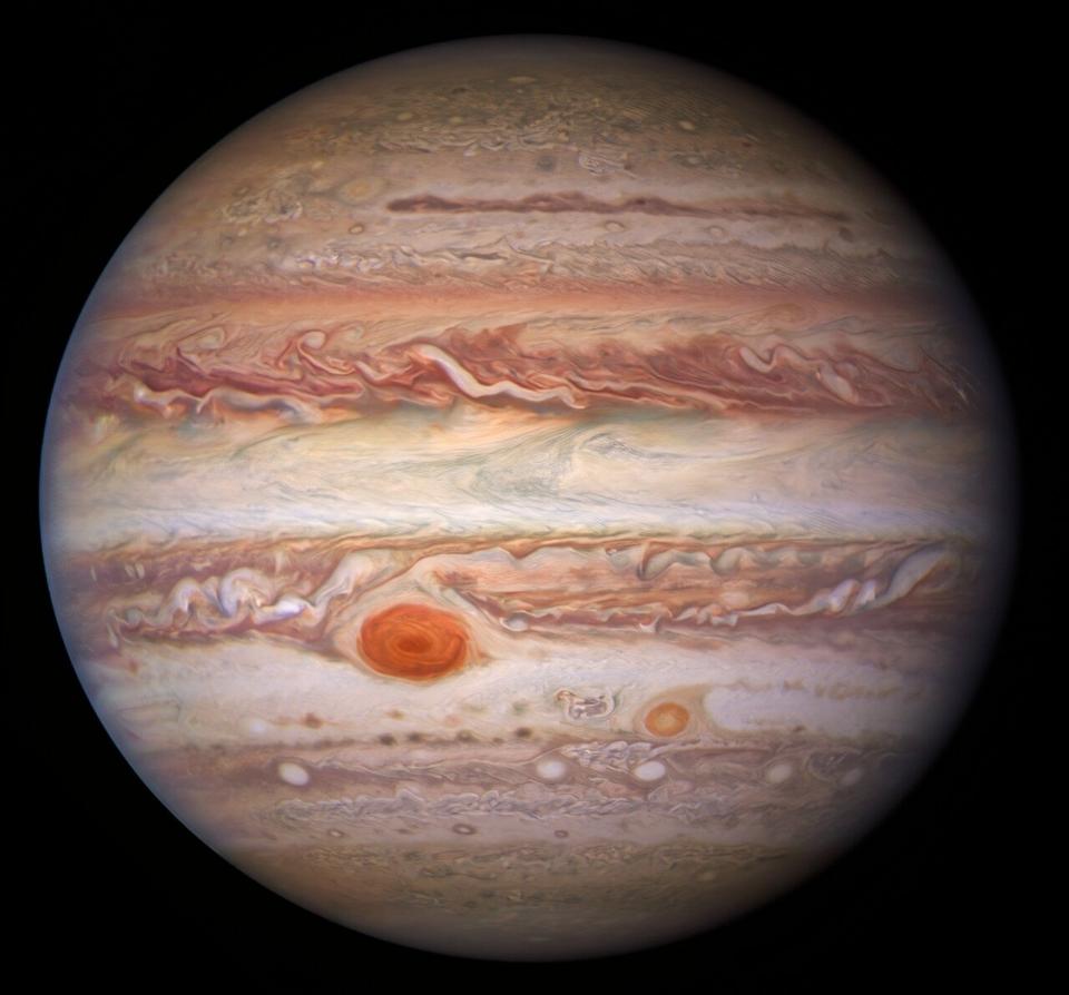 L'immagine in luce visibile di Giove è stata generata dai dati acquisiti l'11 gennaio 2017, con la Wide Field Camera 3 del telescopio spaziale Hubble. Vicino alla parte superiore, c'è una caratteristica marrone alta chiamata