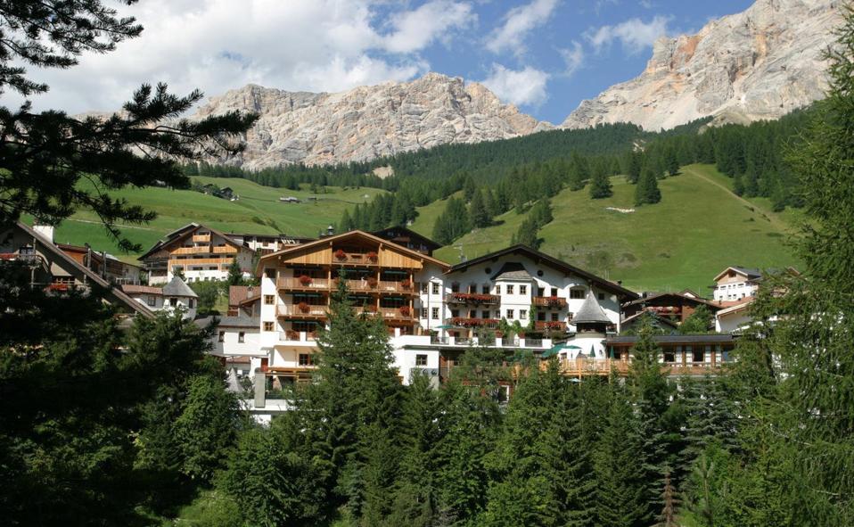 Rosa Alpina, hotel partner di Aman, gestisce un rifugio di montagna a conduzione familiare