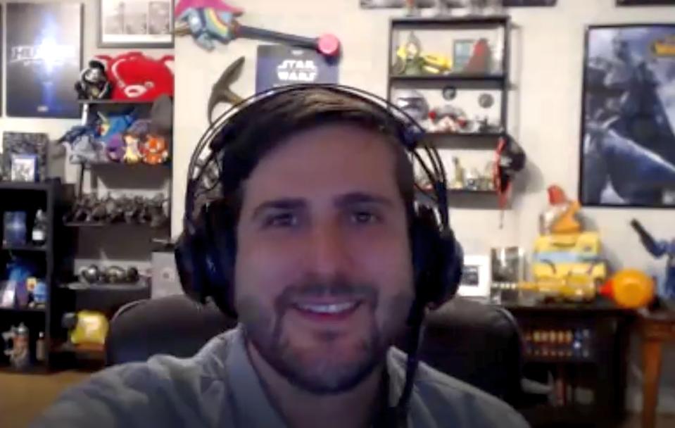 Shambari murió en su oficina llena de recuerdos de juegos.